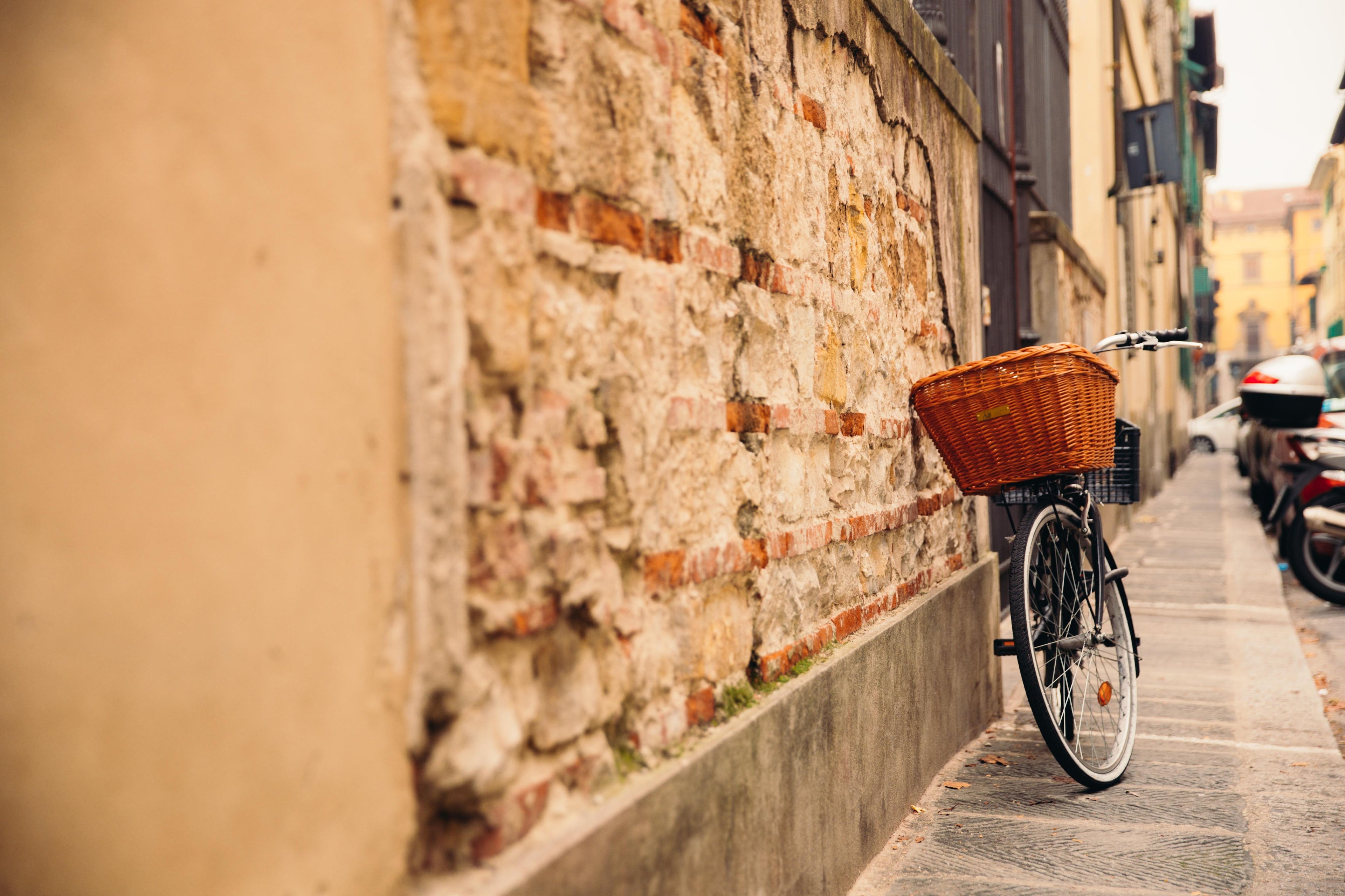 bike-leaning-on-wall